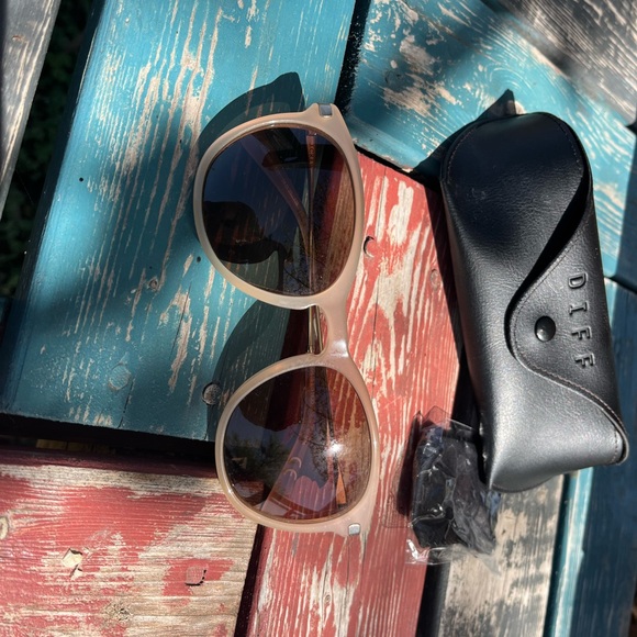 J Crew Creamy Brown/Sunglasses - Picture 3 of 7